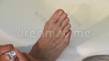 在脚上涂奶油的人。男人用保湿霜护理他干燥的脚部皮肤。护肤品。特写